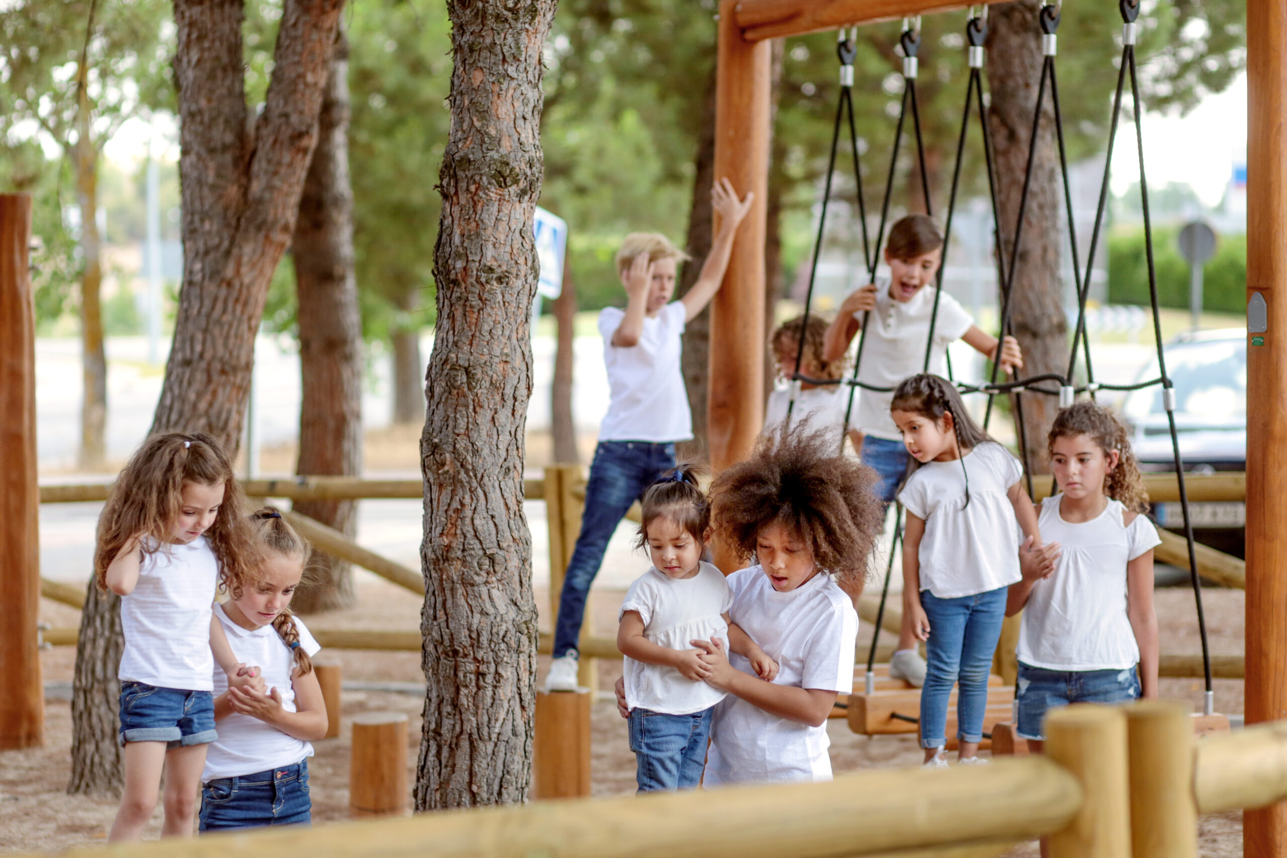 Niños disfrutando del juego al aire libre en parques integrados en la naturaleza”